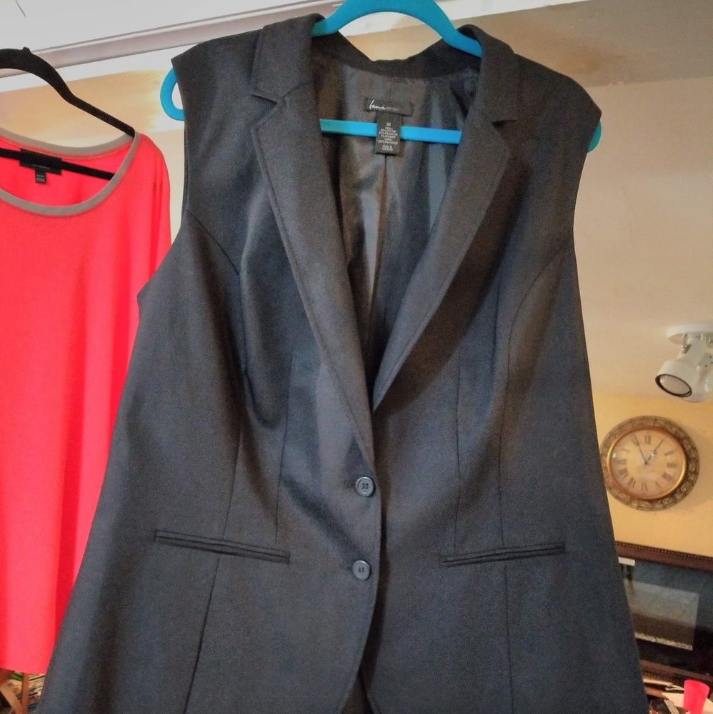 Sleeveless blazer
